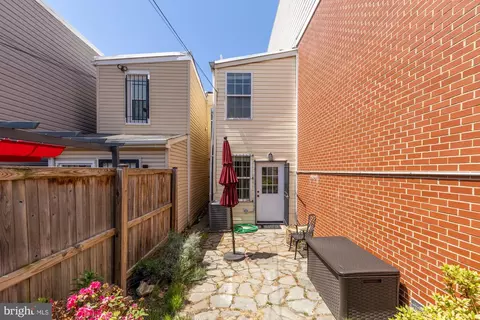 Exterior - 909 8th St NE, Washington, DC 20002 photo 4 of 5
