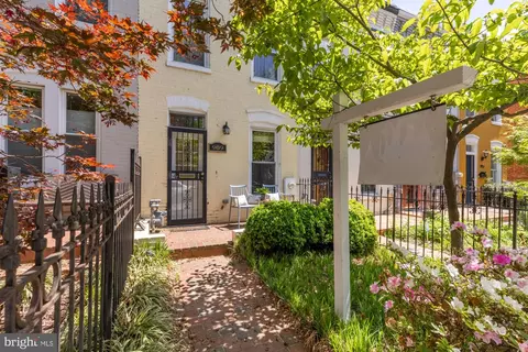 909 8th St NE, Washington, DC 20002