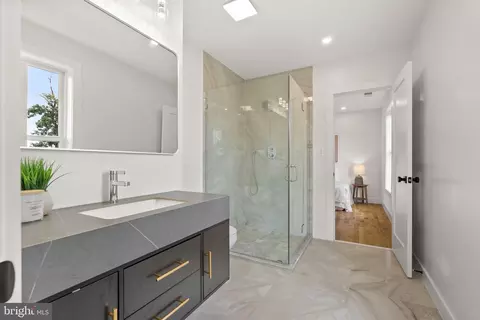Bath - 2118 Rand Pl NE, Washington, DC 20002 photo 3 of 5
