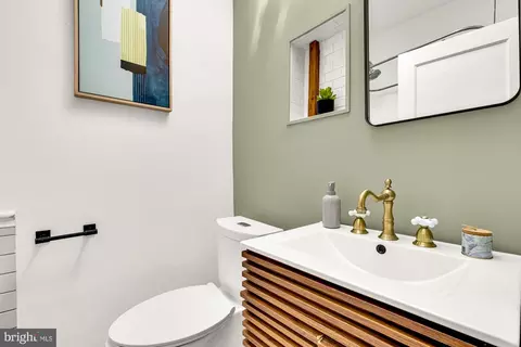 Bath - 1529 C St SE, Washington, DC 20003 photo 2 of 4