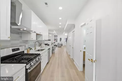 Entry Way - 325 14th St NE, Washington, DC 20002 photo 5 of 11