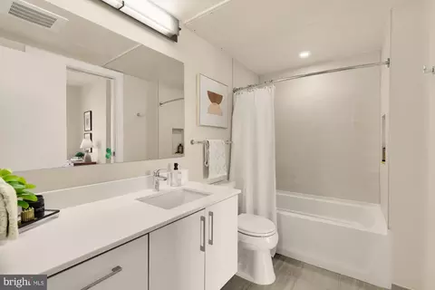 Bath - 1794 Lanier Pl NW #312, Washington, DC 20009 photo 2 of 3
