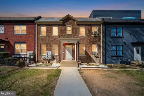 220 21st St NE, Washington, DC 20002