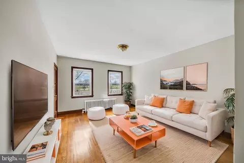 Living - 220 21st St NE, Washington, DC 20002 photo 4 of 6
