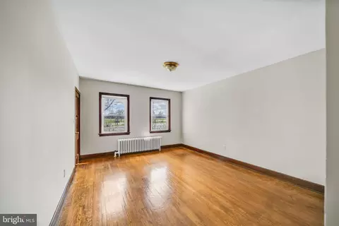 Living - 220 21st St NE, Washington, DC 20002 photo 3 of 6