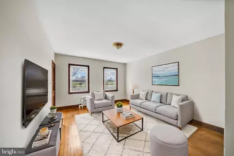 Living - 220 21st St NE, Washington, DC 20002 photo 2 of 6