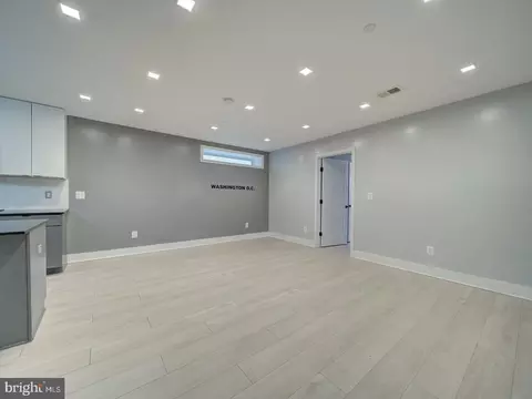 Living - 615 15th St NE #1, Washington, DC 20002 photo 2 of 4
