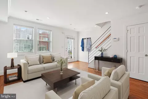Living - 624 19th St NE, Washington, DC 20002 photo 2 of 3