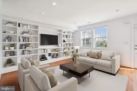 Living - 624 19th St NE, Washington, DC 20002 photo 3 of 3