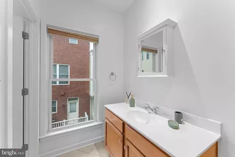 Bath - 1010 4th St SE, Washington, DC 20003 photo 7 of 8