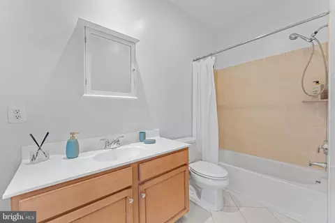 Bath - 1010 4th St SE, Washington, DC 20003 photo 6 of 8