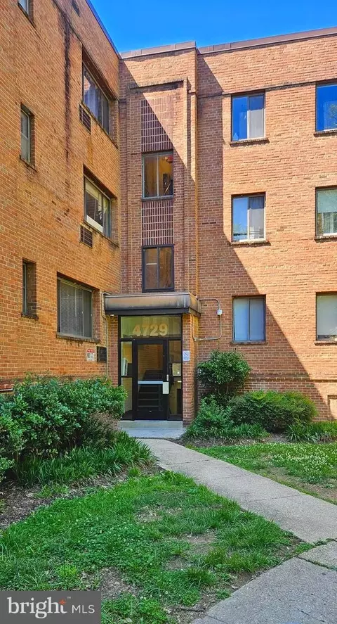 4729 1st St SW #101, Washington, DC 20032