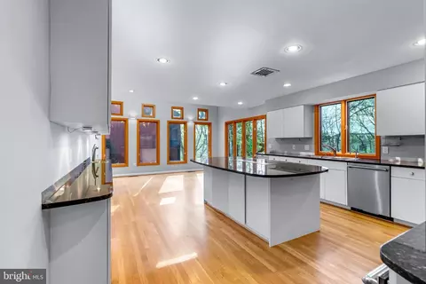 5211 Macarthur Ter NW, Washington, DC 20016