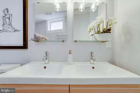 Bath - 1938 Biltmore St NW #D, Washington, DC 20009 photo 4 of 6