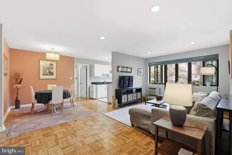 2325 42nd St NW #321, Washington, DC 20007