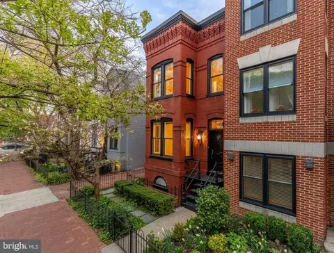 329 8th St NE, Washington, DC 20002
