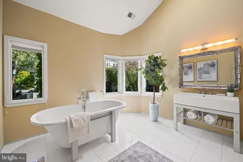 Bath - 2319 Bancroft Pl NW, Washington, DC 20008 photo 2 of 4