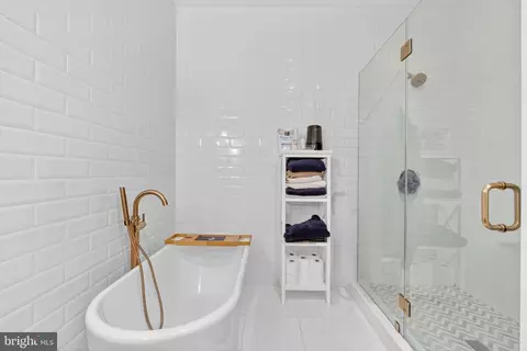Bath - 1419 Upshur St NW #2, Washington, DC 20011 photo 5 of 6