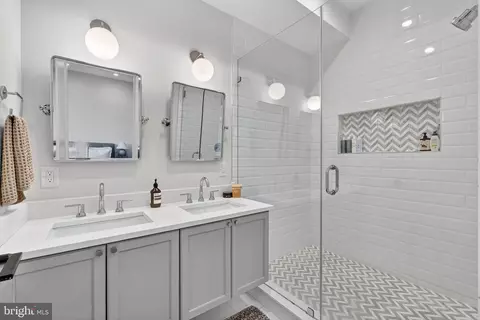 Bath - 1419 Upshur St NW #2, Washington, DC 20011 photo 2 of 6