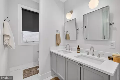 Bath - 1419 Upshur St NW #2, Washington, DC 20011 photo 3 of 6