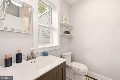 Bath - 156 Todd Pl NE, Washington, DC 20002 photo 4 of 6