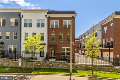 452 Altezza Dr NE, Washington, DC 20017