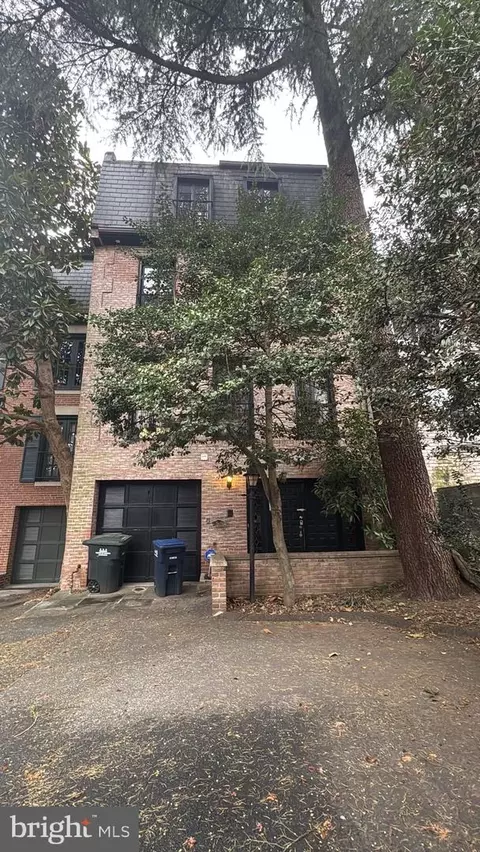 2142 Cathedral Ave NW, Washington, DC 20008