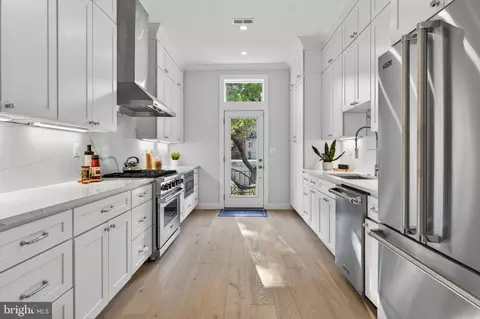 Entry Way - 610 3rd St NE, Washington, DC 20002 photo 5 of 8