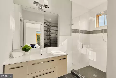 Bath - 1337 K St SE # PENTHOUSE 3, Washington, DC 20003 photo 3 of 3