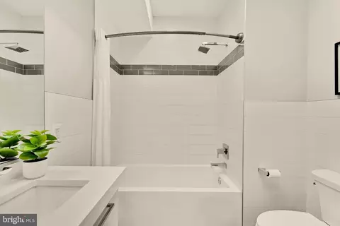 Bath - 1337 K St SE # PENTHOUSE 3, Washington, DC 20003 photo 2 of 3