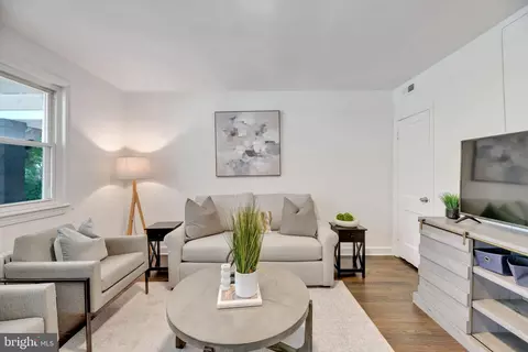 Living - 424 19th St NE, Washington, DC 20002 photo 1 of 2