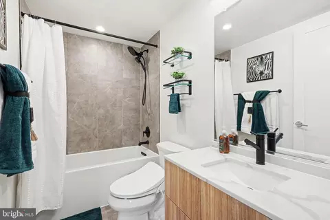 Bath - 2216 40th Pl NW #4, Washington, DC 20007 photo 1 of 1