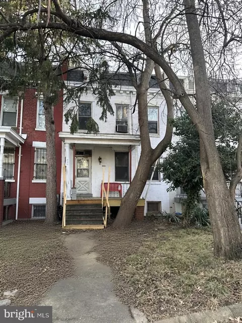 606 Kenyon St NW, Washington, DC 20010
