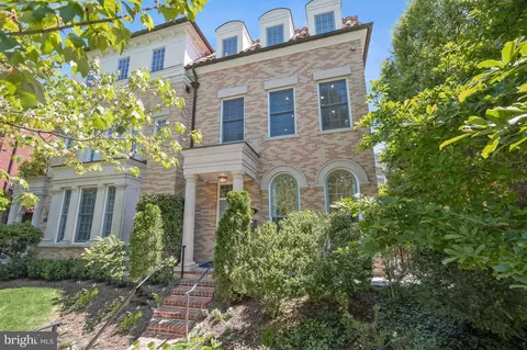 2985 38th St NW, Washington, DC 20016