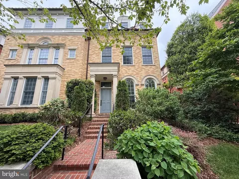 2985 38th St NW, Washington, DC 20016