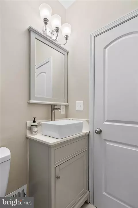 Bath - 325 14th Pl NE, Washington, DC 20002 photo 7 of 7