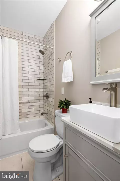 Bath - 325 14th Pl NE, Washington, DC 20002 photo 4 of 7