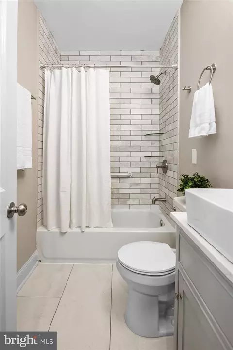 Bath - 325 14th Pl NE, Washington, DC 20002 photo 5 of 7