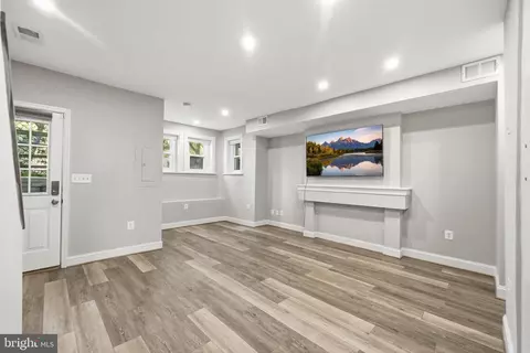 Living - 706 12th St NE, Washington, DC 20002 photo 6 of 8