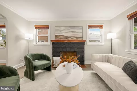 Living - 325 Oglethorpe St NW, Washington, DC 20011 photo 2 of 4