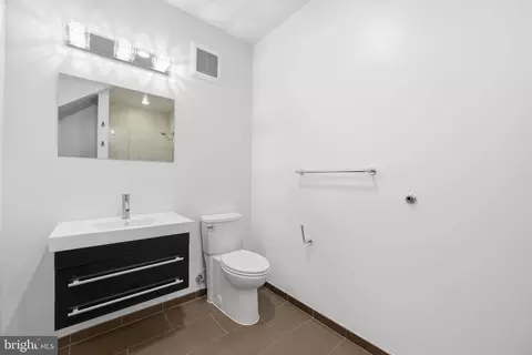 Bath - 401 15th St SE #401, Washington, DC 20003 photo 2 of 3