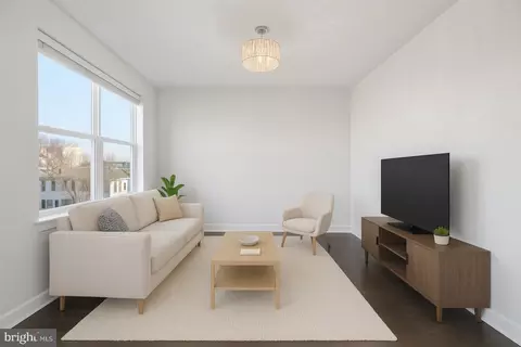Living - 401 15th St SE #401, Washington, DC 20003 photo 2 of 3