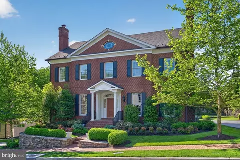 1935 Foxview Cir NW, Washington, DC 20007