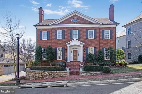 1935 Foxview Cir NW, Washington, DC 20007