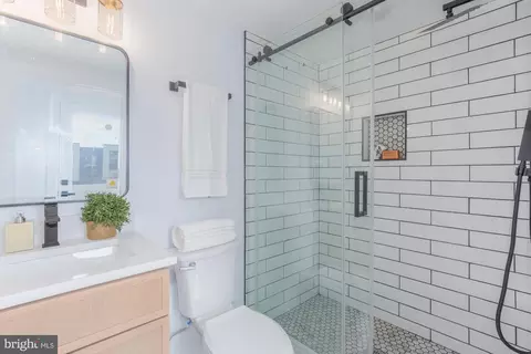 Bath - 1012 17th Pl NE #SEVEN, Washington, DC 20002 photo 3 of 4