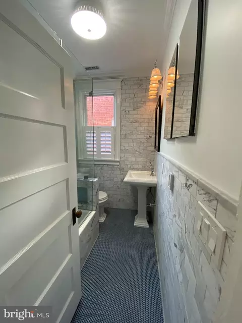 Bath - 417 G St NE, Washington, DC 20002 photo 3 of 4