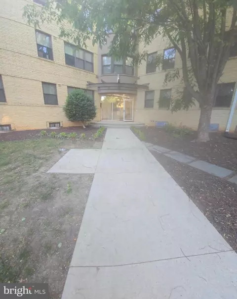 210 Oakwood St SE #304, Washington, DC 20032