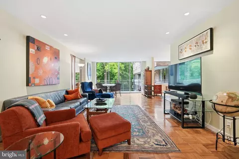 4100 Cathedral Ave NW #820, Washington, DC 20016