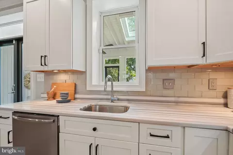 Entry Way - 822 11th St NE, Washington, DC 20002 photo 8 of 10