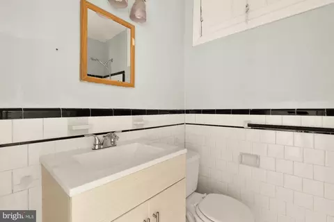 Bath - 1227 18th Pl NE, Washington, DC 20002 photo 1 of 3